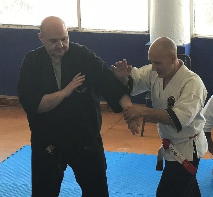 Kwansetsu waza ( clé de coude ) sur le bras de l'adversaire
exécuté par Kyoshi Adolfo Gomez